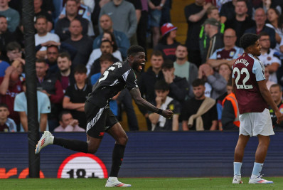 Arsenal supera Aston Villa e continua com 100% de aproveitamento no Inglês