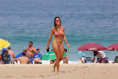 Bárbara Coelho curte dia de praia no Rio e exibe as curvas