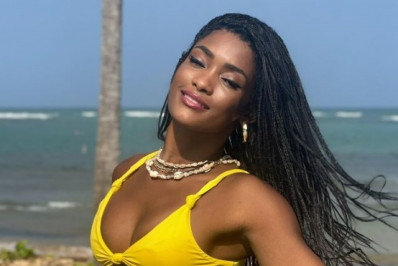 Erika Januza posa de biquíni e encanta internautas: 'Linda'