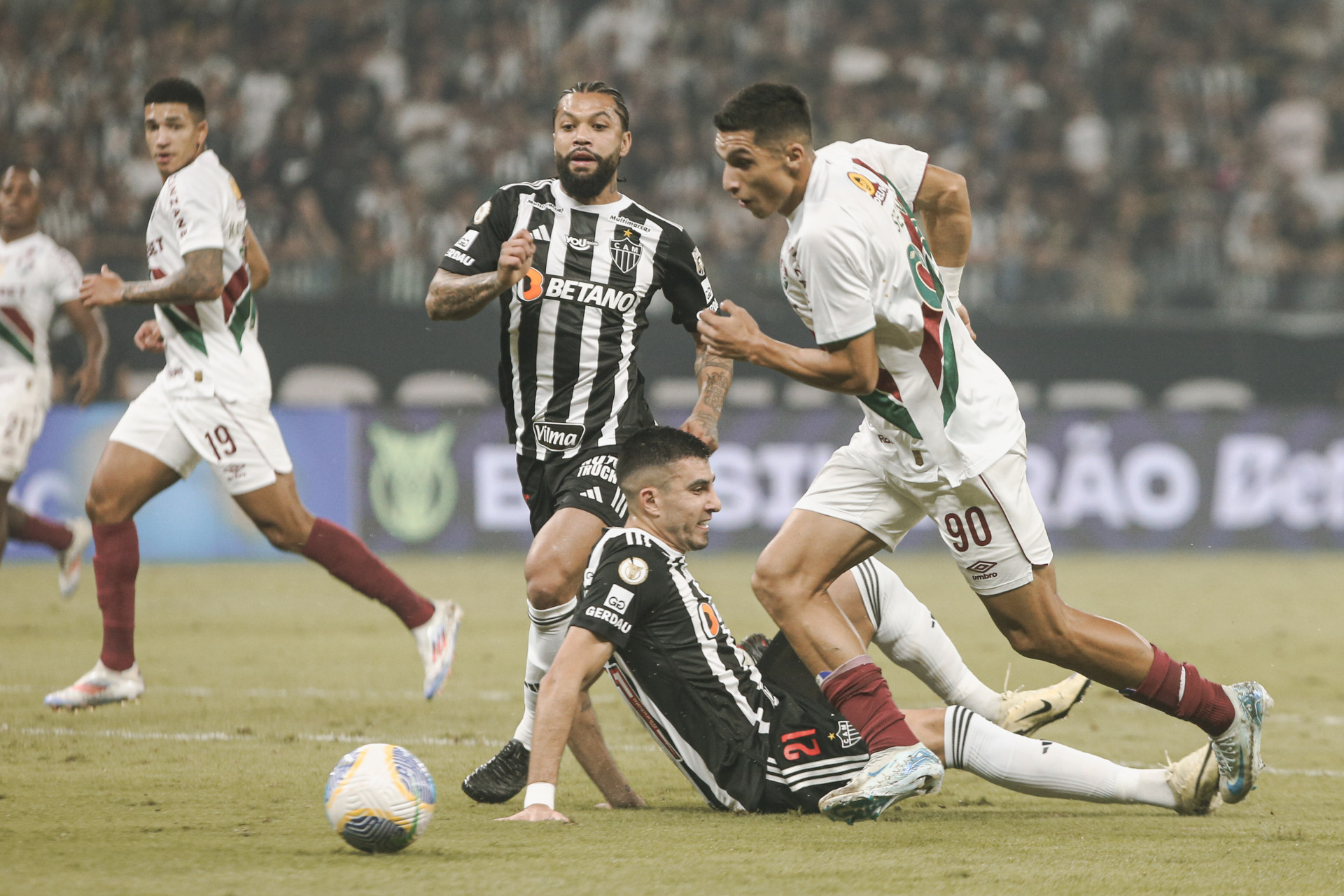 Serna dribla Battaglia e deixa o zagueiro do Atlético-MG na saudade antes de fazer o gol do Fluzão - Marcelo Gonçalves/Fluminense FC
