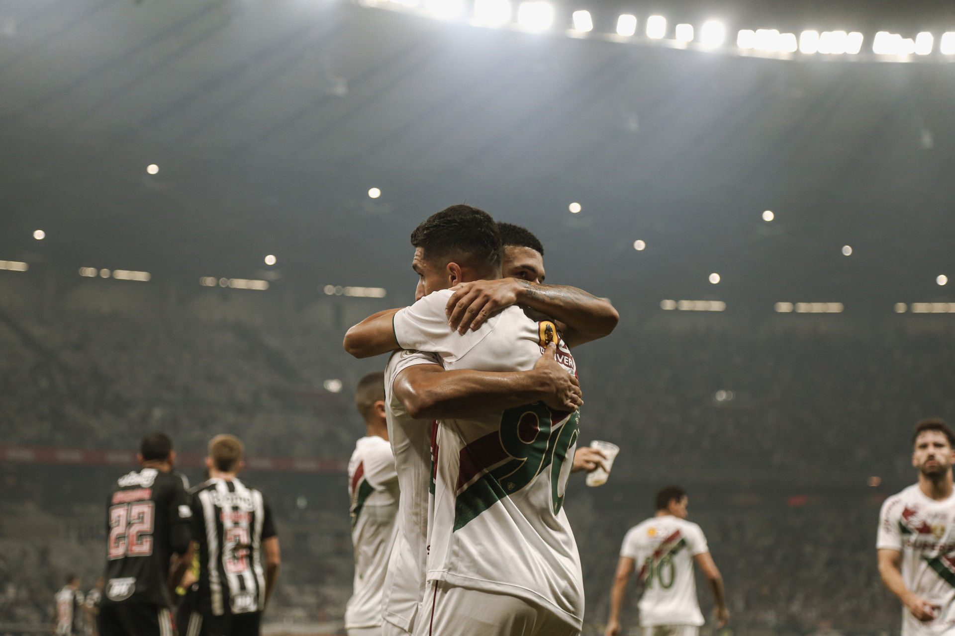 Kau&atilde; Elias abra&ccedil;a Kevin Serna ap&oacute;s marcar em Atl&eacute;tico-MG x Fluminense - Marcelo Gon&ccedil;alves/Fluminense FC