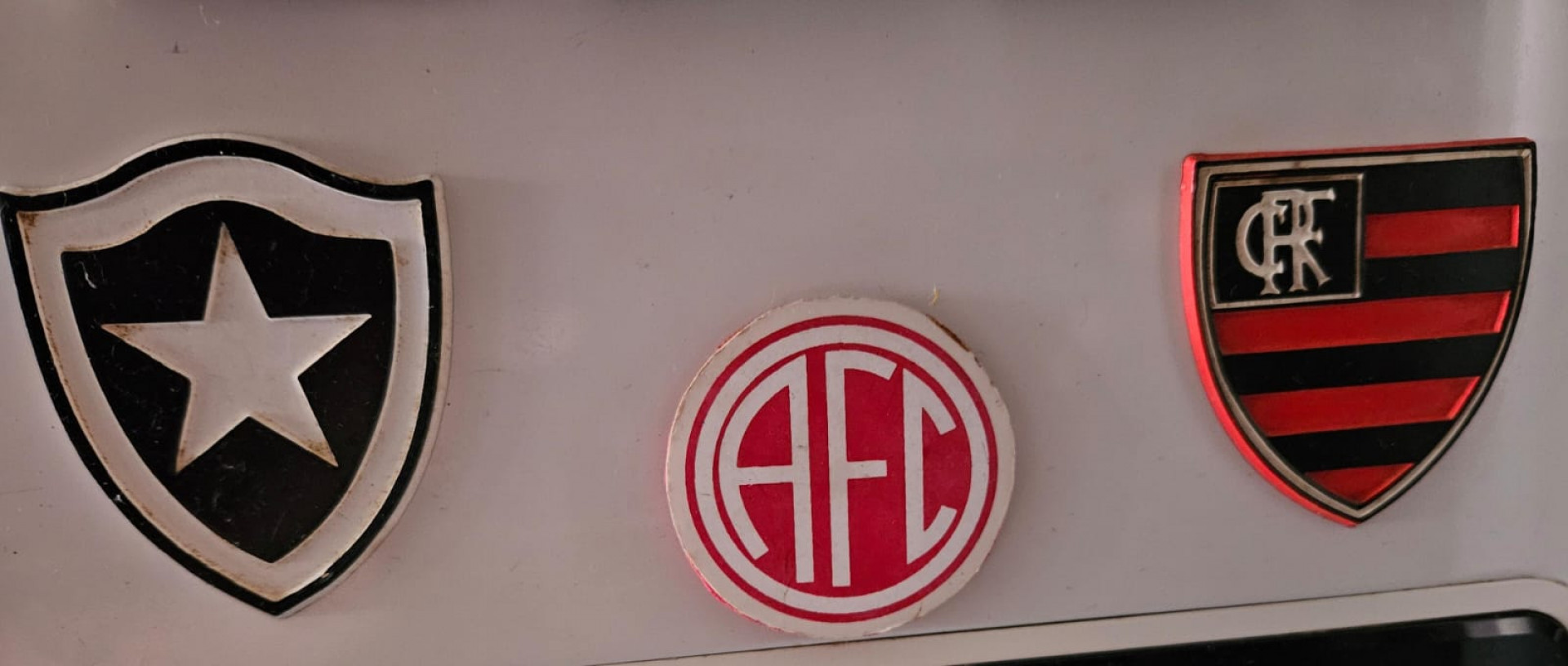 Imãs de geladeira dos escudos do Botafogo, America e Flamengo