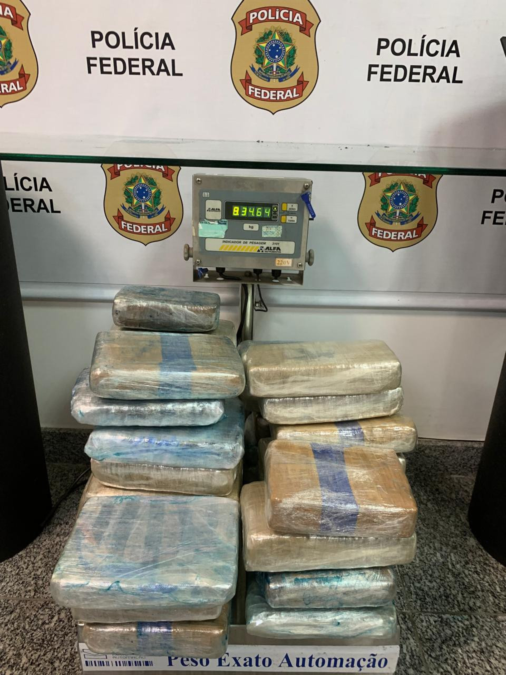 Ao todo, os policiais encontraram 34 kg de maconha