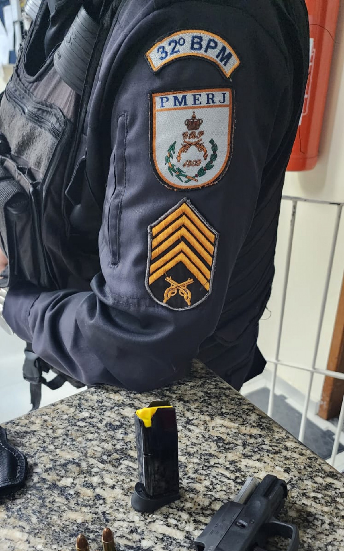 Durante a revista, foi encontrada na cintura do suspeito uma pistola 