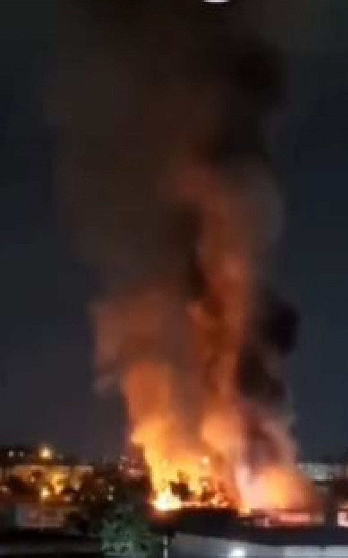 Incêndio atinge loja do Ceasa no Colubandê, em São Gonçalo - Ana Fernanda Freire