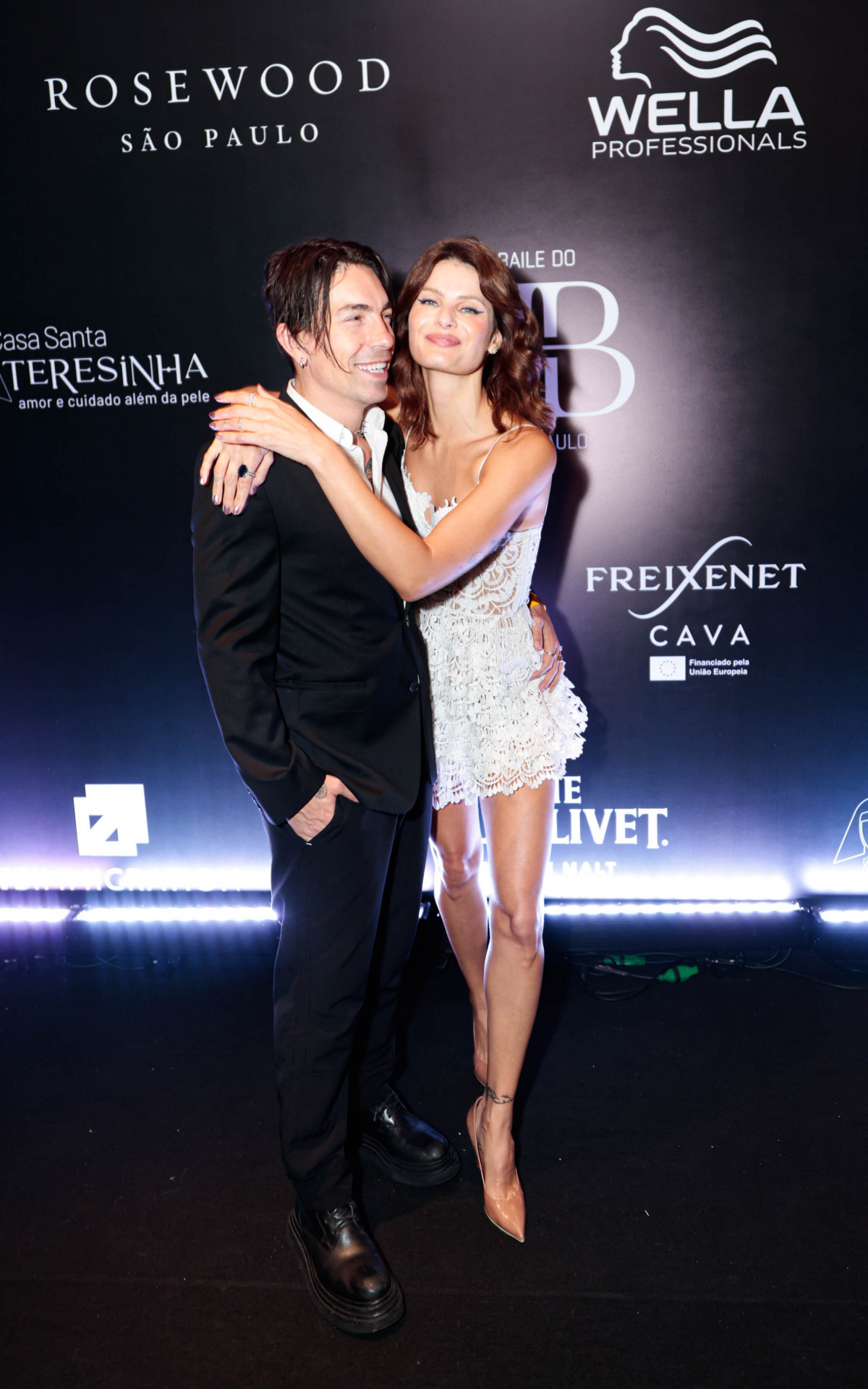 Di Ferrero e Isabeli Fontana 