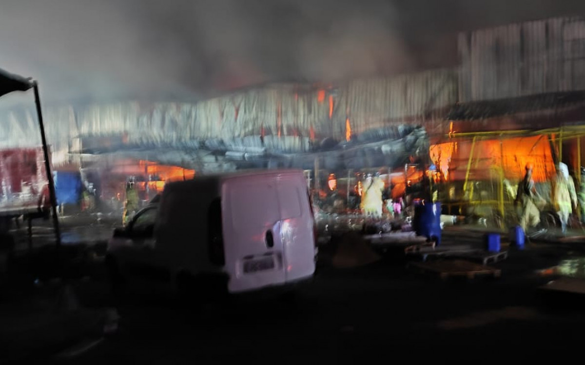 Incêndio atinge loja do Ceasa no Colubandê, em São Gonçalo - Rede Social