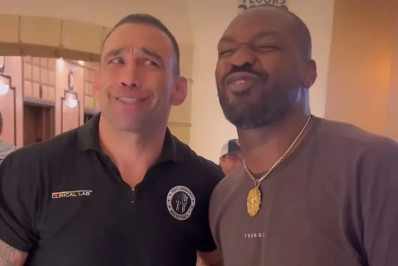 Ex-campeão, Werdum revela que Jon Jones pediu 'dicas' sobre possível rival no UFC