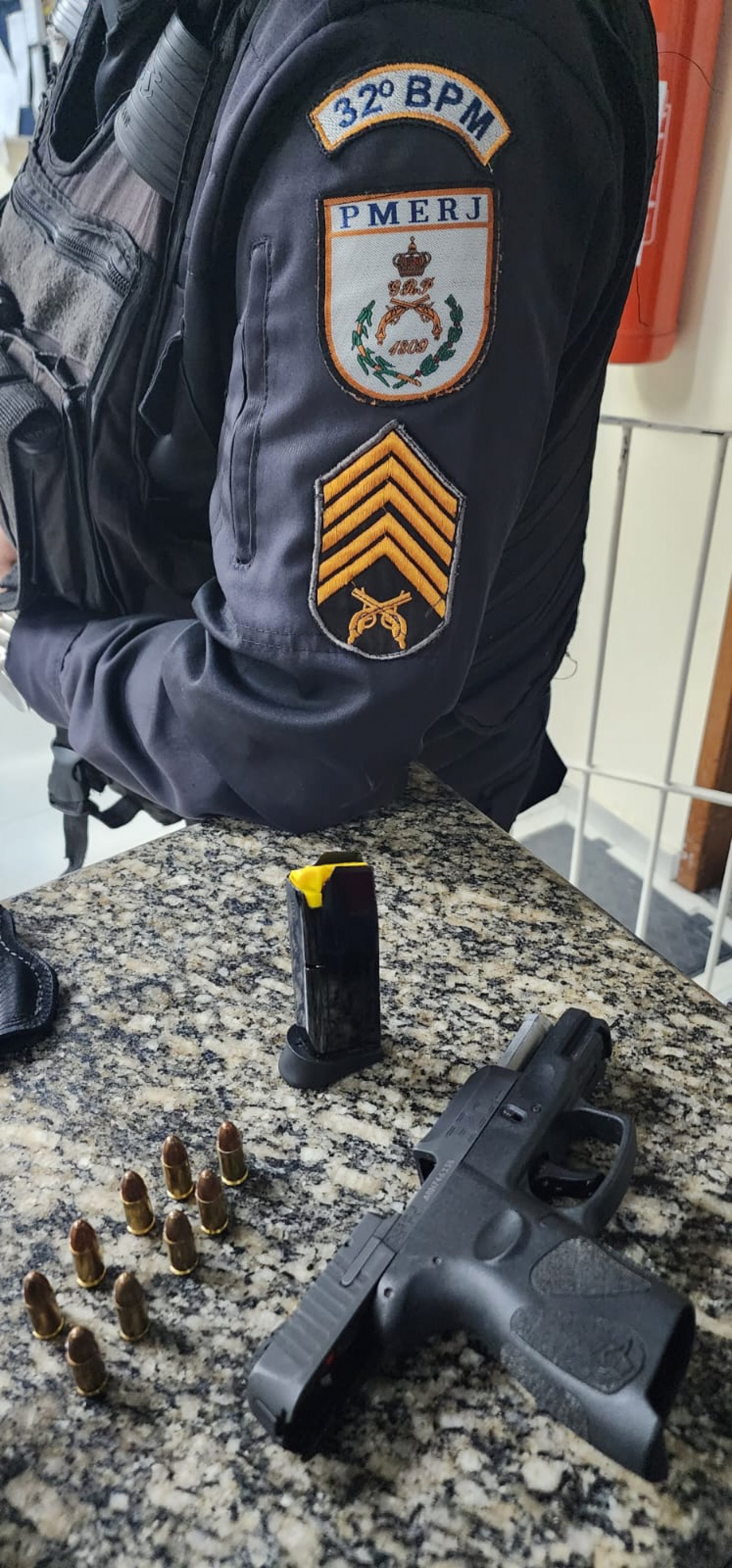 Durante a revista, foi encontrada na cintura do suspeito uma pistola  - Foto: Divulgação