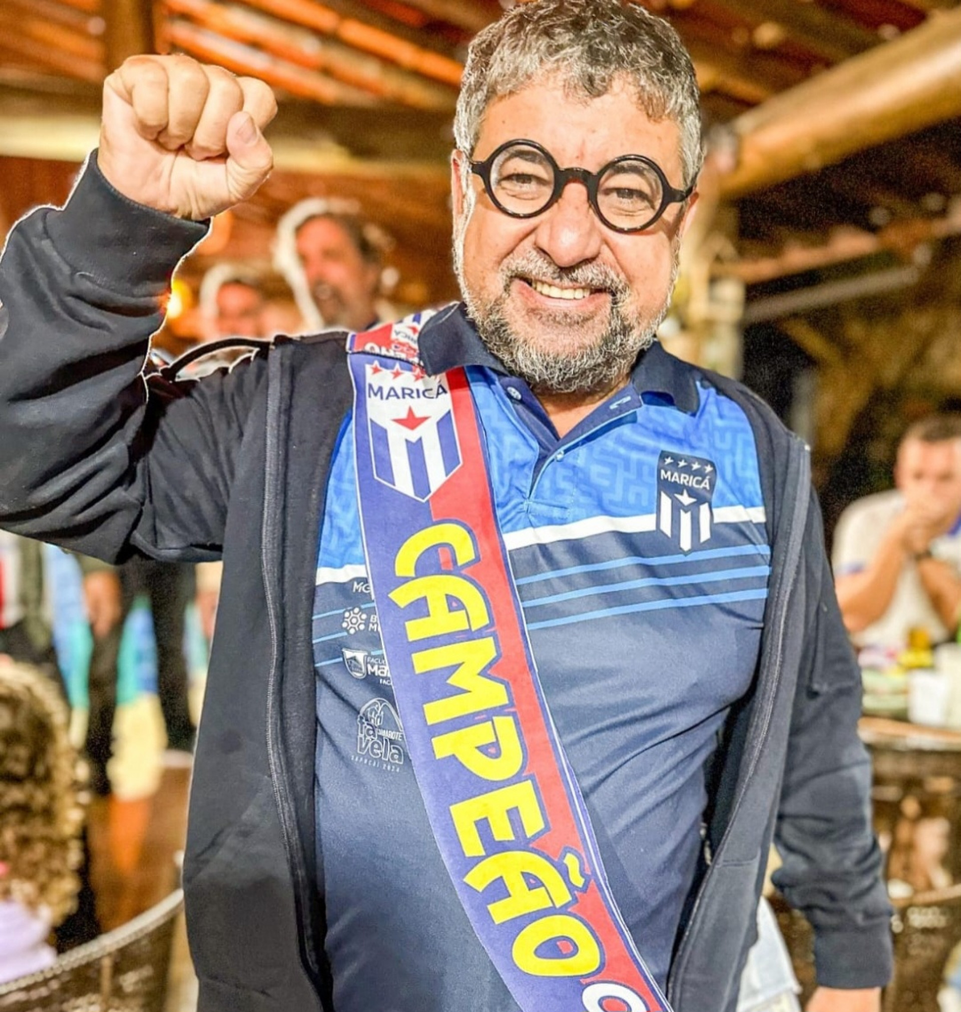 Comemora a entrada do MFC na primeira divisão
