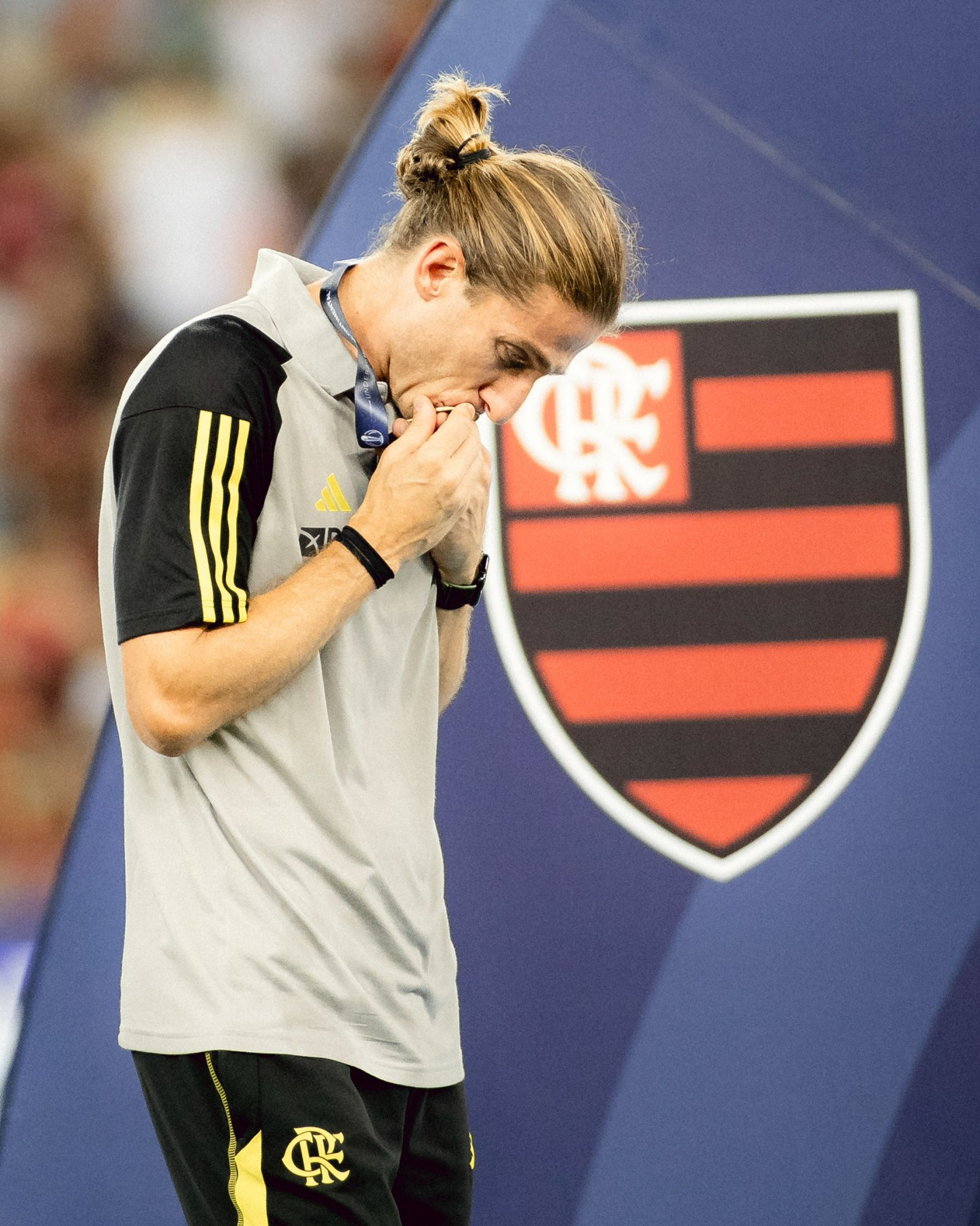 Filipe Luís, do Flamengo, beija a medalha de campeão mundial sub-20 em agosto - Adriano Fontes / CRF