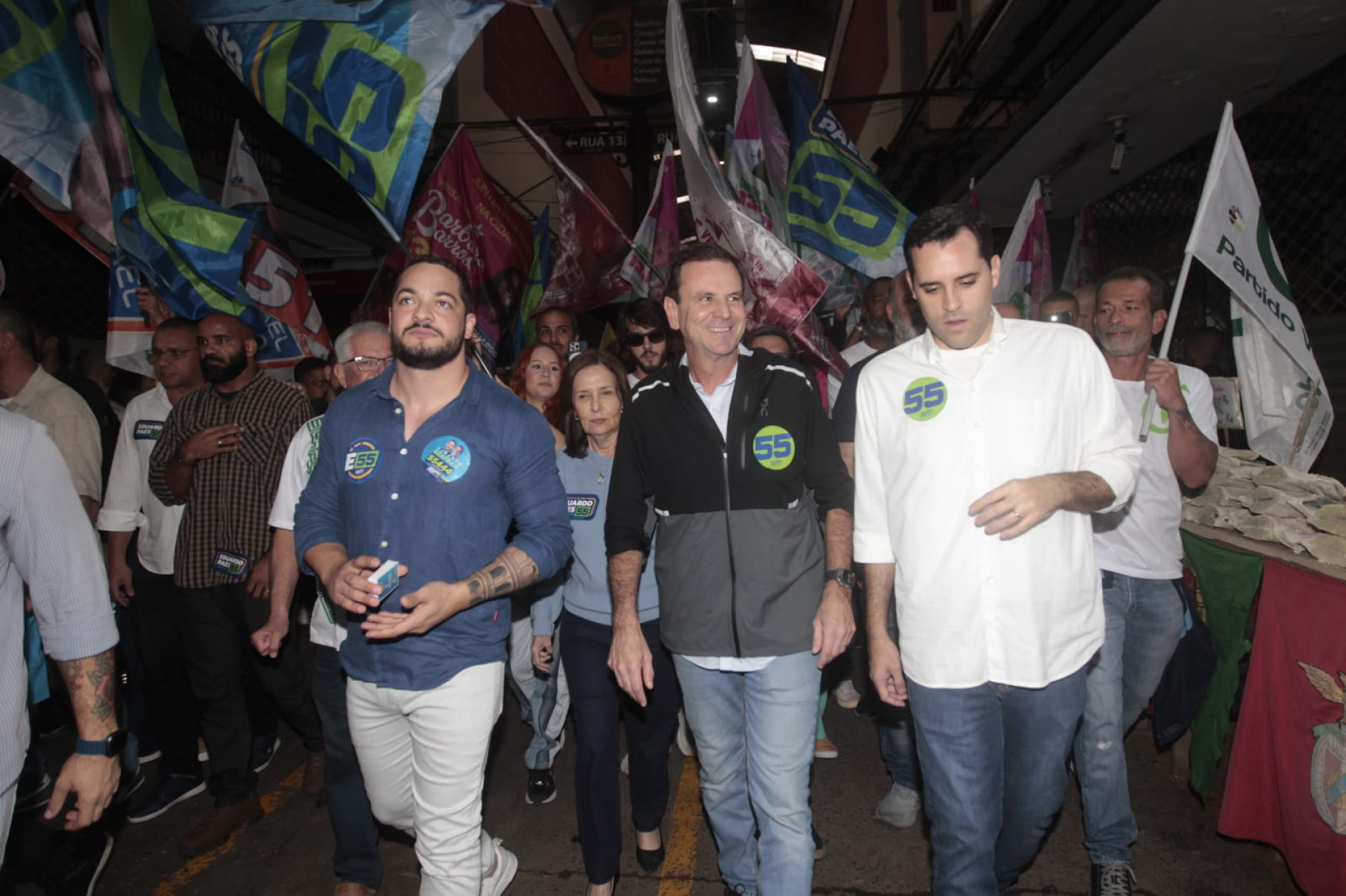 Eduardo Paes esteve no Mercado Municipal do Rio (Cadeg) neste domingo (25); &agrave; direita, seu vice Eduardo Cavaliere - Reginaldo Pimenta / Ag&ecirc;ncia O Dia