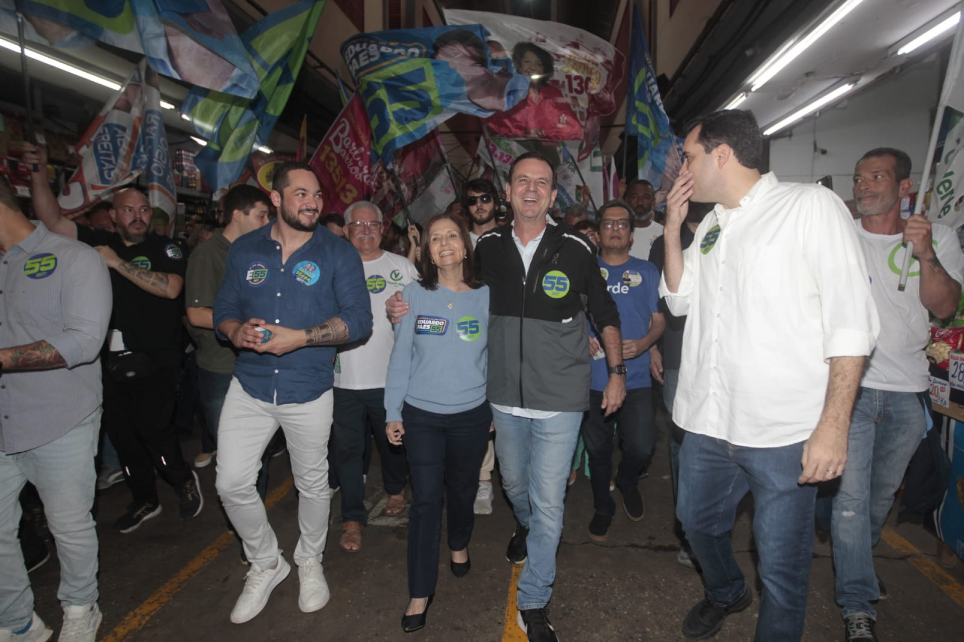 A deputada estadual Martha Rocha está abraçada com Paes - Reginaldo Pimenta / Agência O Dia