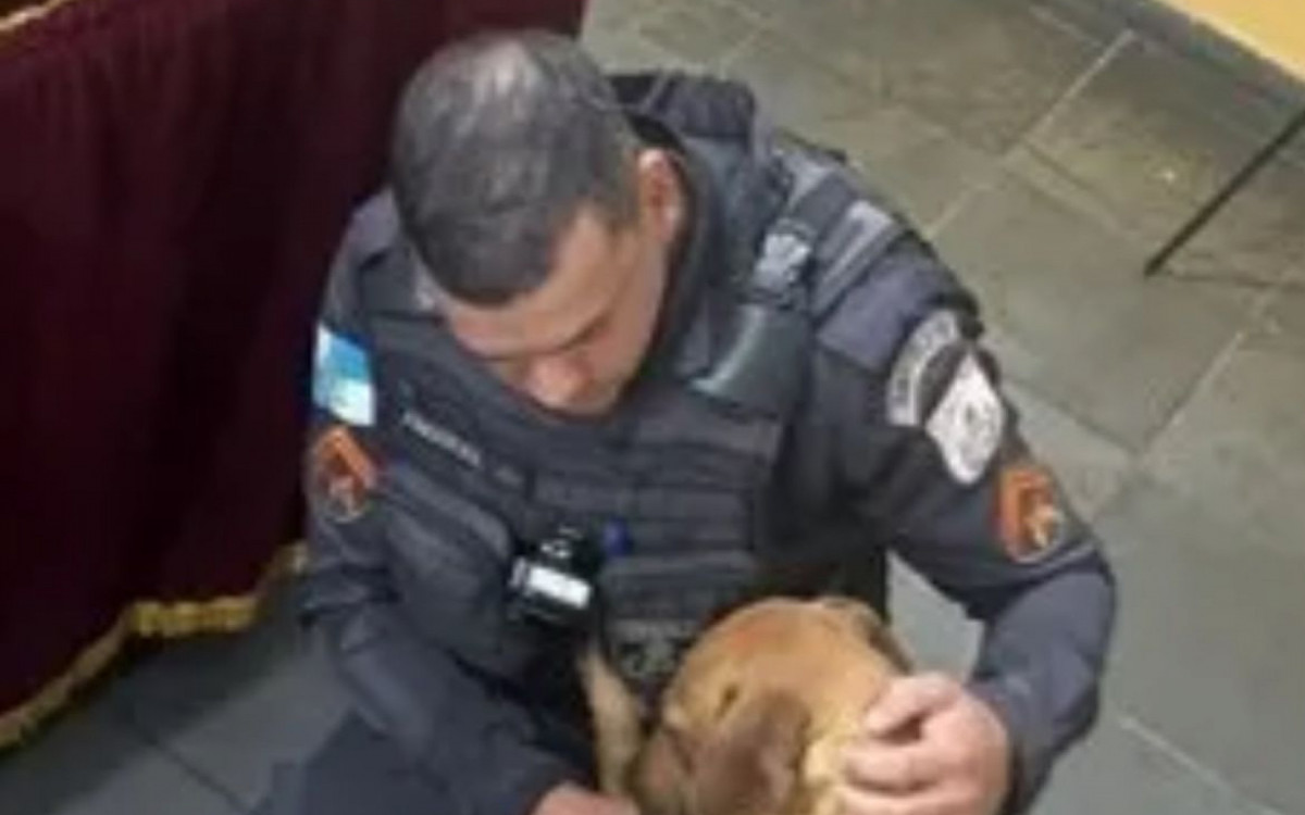 Um PM consola Chorão na capela mortuária