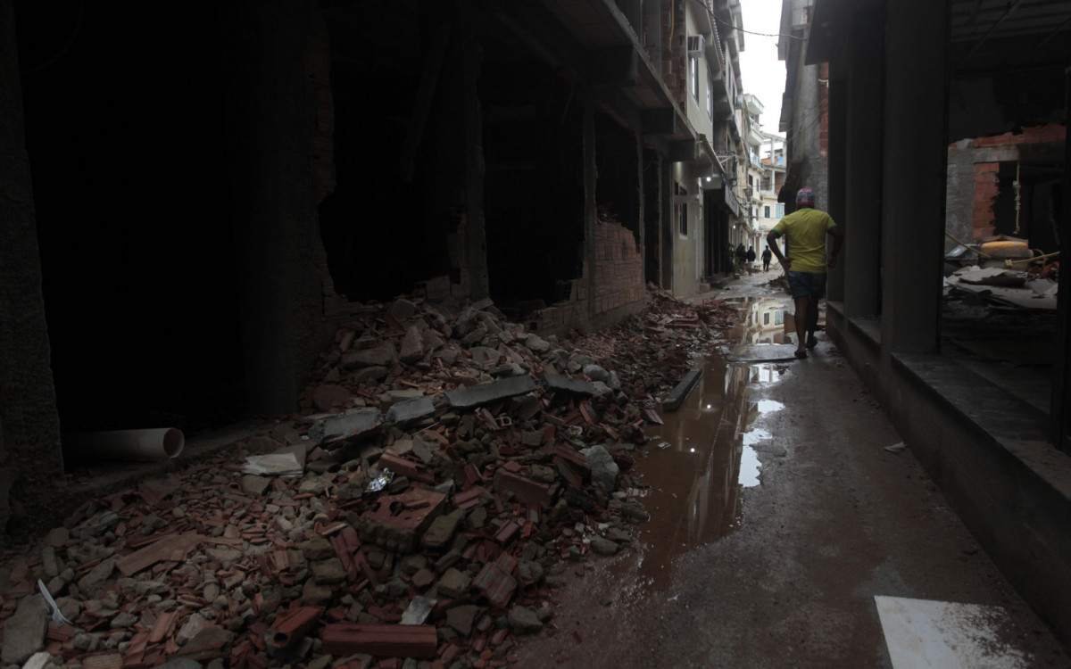 Operação de demolição de construções irregulares no Complexo da Maré, nesta segunda-feira (26).