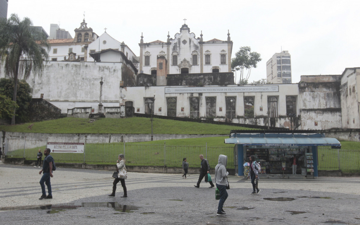 Movimentação no Centro do Rio de Janeiro, nesta segunda-feira (26).