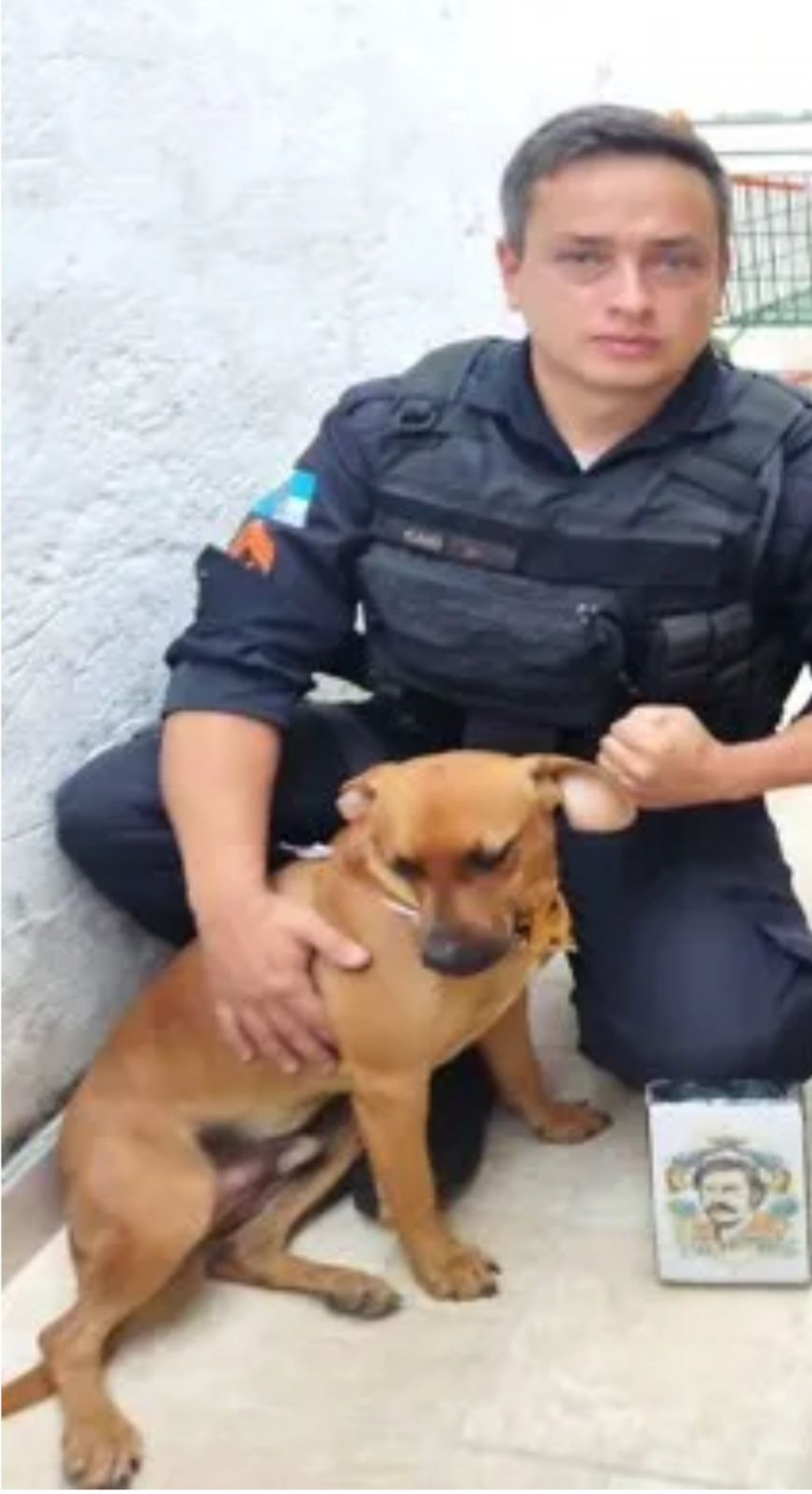 Chorão ao lado do sargento PM Caio, em dia de operação policial