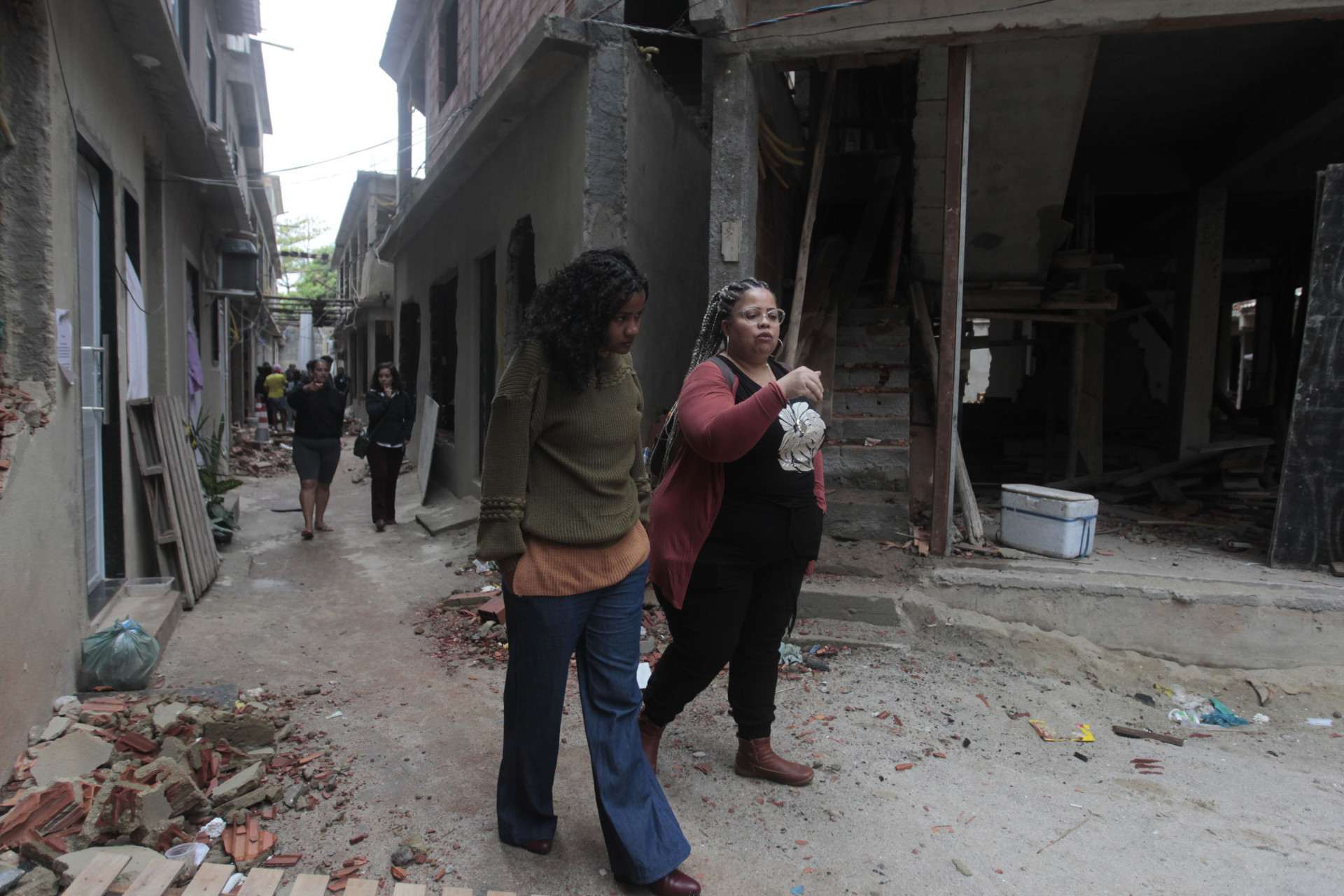 Operação de demolição de construções irregulares no Complexo da Maré, nesta segunda-feira (26). - Reginaldo Pimenta/Agência O Dia