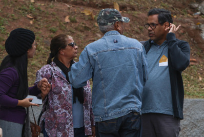 'Devastados, mas cheios de esperança', diz irmão de bombeiro baleado na Baixada