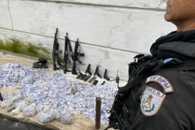 Seis criminosos são presos pela PM com 03 fuzis, pistolas e drogas no Castelar em Belford Roxo