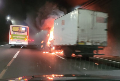 Caminhão pega fogo dentro de túnel na Linha Amarela