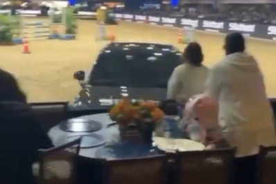 Vídeo: Motorista acerta arquibancada com Porsche durante apresentação em evento de hipismo em SP