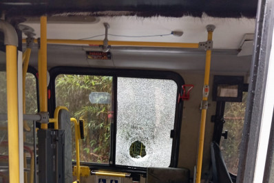 Motorista é atingido por pedra após ônibus quebrar no Lagoinha