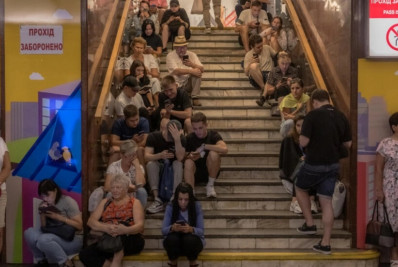 Moradores de Kiev se abrigam no metrô para fugir de bombardeios russos
