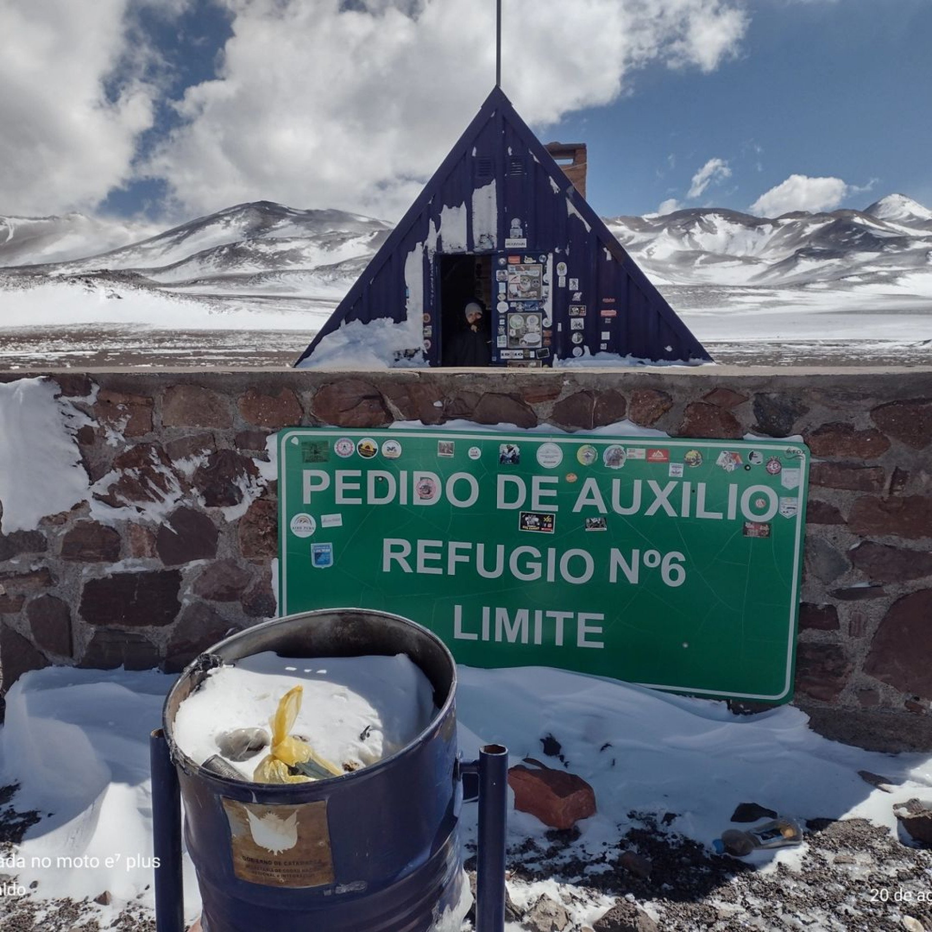 Casal Aurora e Eraldo Rodrigues ficaram abrigados em uma cabana durante uma nevasca no Chile - Reprodução / Redes Sociais