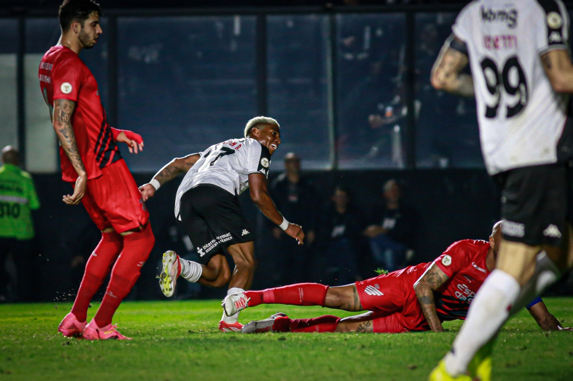 Emerson Rodr&iacute;guez comemorando gol na vit&oacute;ria do Vasco sobre o Athletico-PR - Matheus Lima/Vasco da Gama