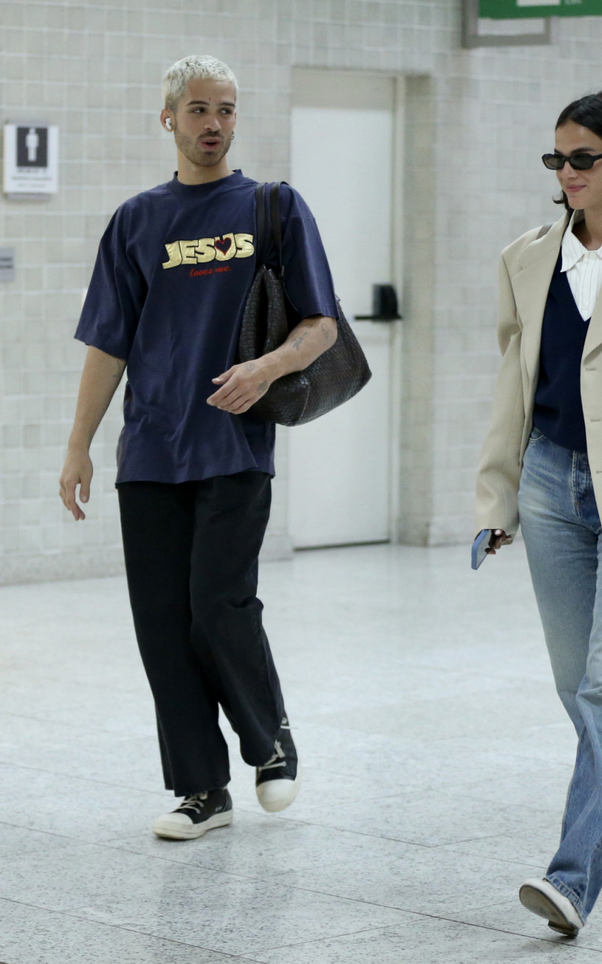 Bruna Marquezine e João Guilherme surgem juntos em aeroporto do Rio 