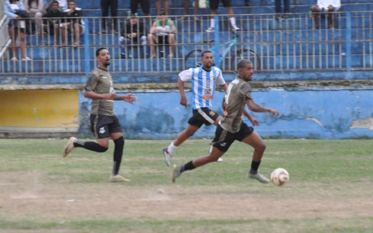 O Farrulinha (de azul e branco) empatou com o Roma, mas se classificou por ter a melhor campanha na primeira fase