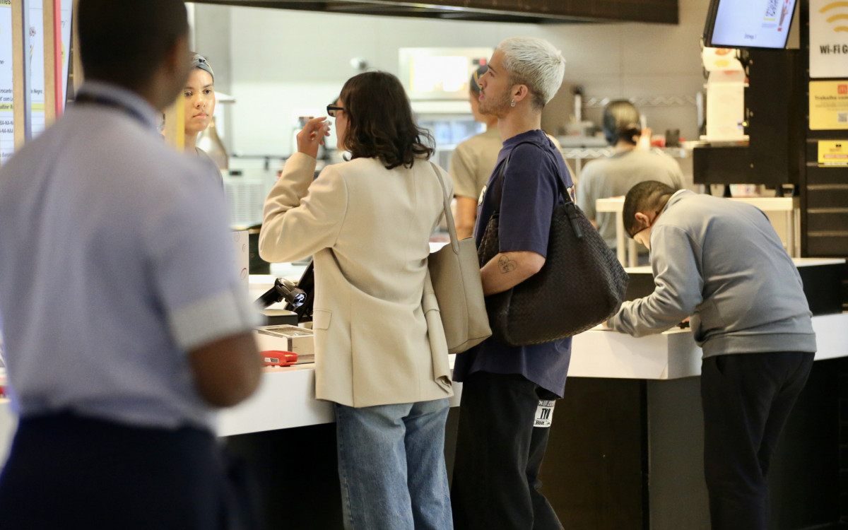 Bruna Marquezine e João Guilherme surgem em aeroporto do Rio e lancham juntos

