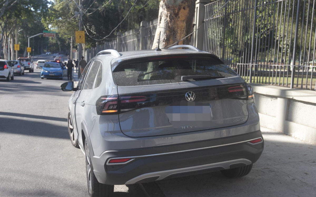 Veículo da vítima que teve aliança arrancada do dedo por criminosos em São Cristóvão - Reginaldo Pimenta/Agência O DIA