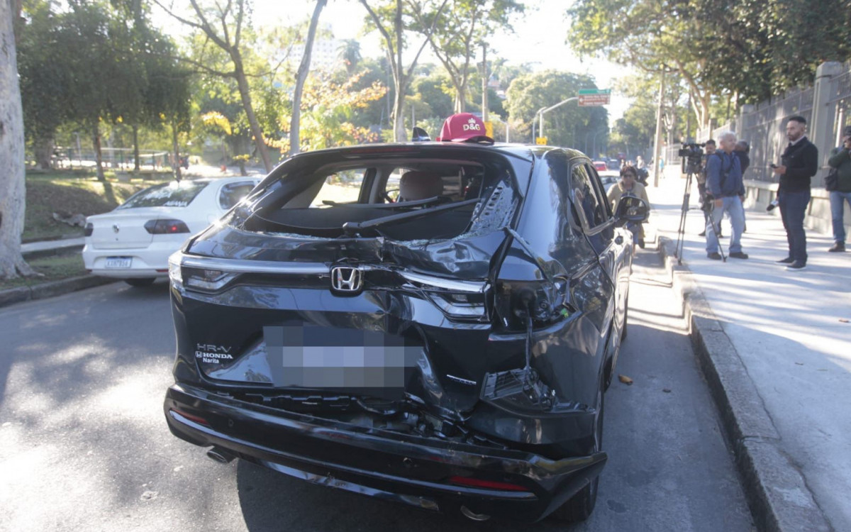 Veículo usado por criminosos foi abandonado no local após assalto em São Cristóvão - Reginaldo Pimenta/Agência O DIA