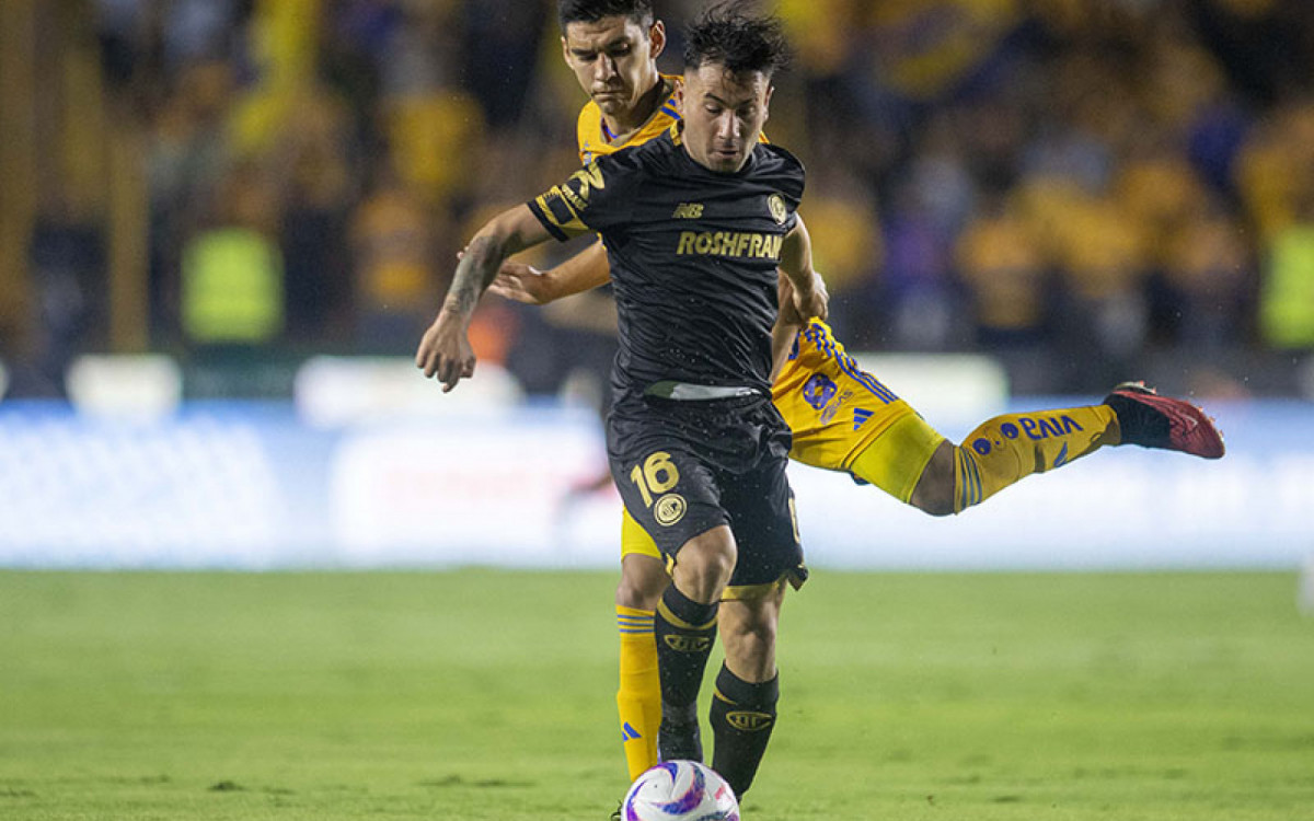 TOPSHOT - Tigres' Jesus Angulo (L) fights for the ball with Toluca's Jean Meneses during the Mexican Apertura 2023 tournament football match between Tigres and Toluca at Universitario Stadium in Monterrey, Mexico, on October 4, 2023. (Photo by JCA / AFP) (Photo by JCA/AFP via Getty Images)