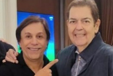 Tom Cavalcante posa ao lado de Faustão em noite de pizza