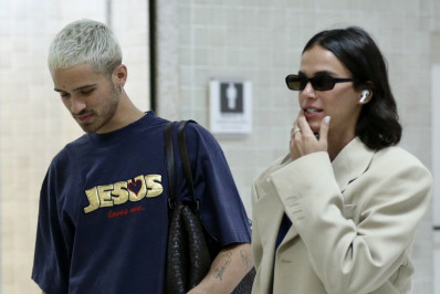 Bruna Marquezine e João Guilherme surgem em aeroporto do Rio e lancham juntos