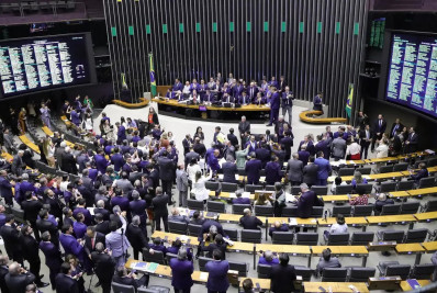 Bancada evangélica escolhe deputado bolsonarista como líder e barra candidato de Lula