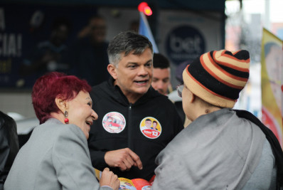Dimas Gadelha realiza campanha embaixo de sol e chuva em São Gonçalo