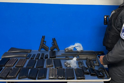Duas mulheres são presas com fuzis, pistolas e carregadores na Rodoviária do Rio