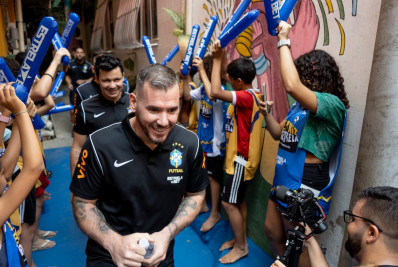 Seleção de futsal visita comunidade na Zona Sul do Rio antes da Copa do Mundo