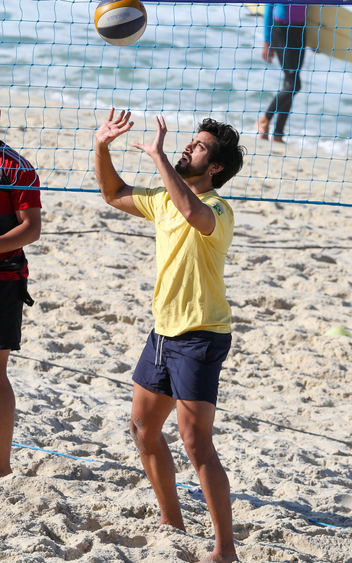 Rodrigo Simas e Agatha Moreira jogam vôlei em praia do Rio