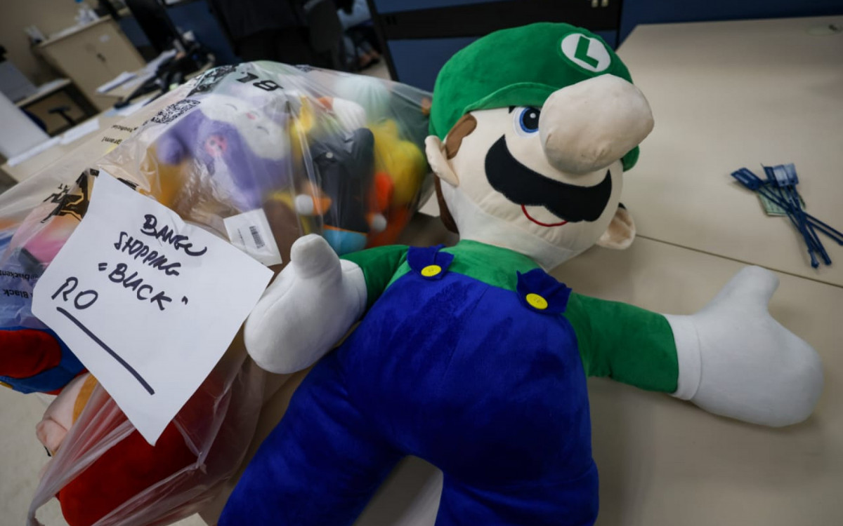 Bichinhos de pelúcia apreendidos durante operação foram encaminhados à Cidade da Polícia - Renan Areias/Agência O DIA