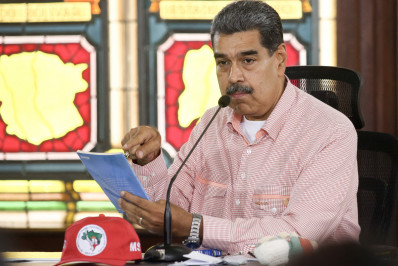 Maduro usa boné do MST e diz para movimento enviar homens e mulheres para produzir na Venezuela