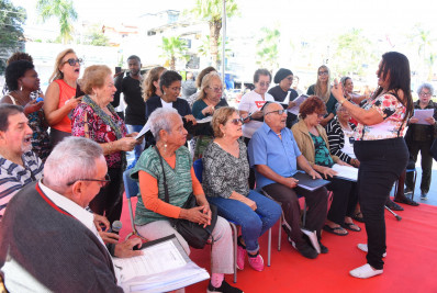 Terceira Idade promove aula de canto ao ar livre