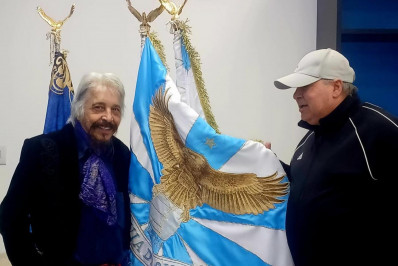 Homenageado por escola de SP, Benito Di Paula visita barracão e confere preparativos de desfile