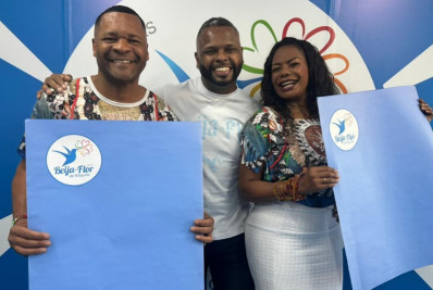 Beija-Flor: Claudinho e Selminha Sorriso recebem croqui do figurino