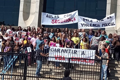 ‘Educadores não têm peito de aço’: sindicato faz ato na prefeitura e questiona operação na Maré