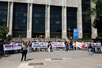 ‘Educadores não têm peito de aço’: sindicato faz ato na prefeitura e questiona operação na Maré